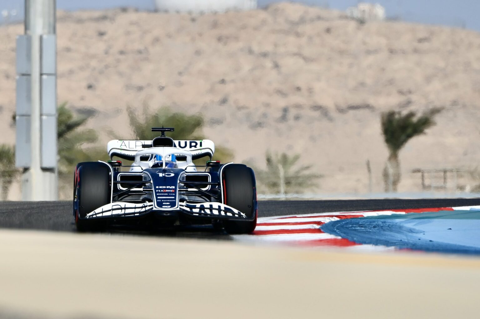 Concluse le FP1 in Bahrain: davanti c’è l’AlphaTauri di Gasly seguito dalle due Ferrari. Red Bull in forma. Mercedes ancora fatica