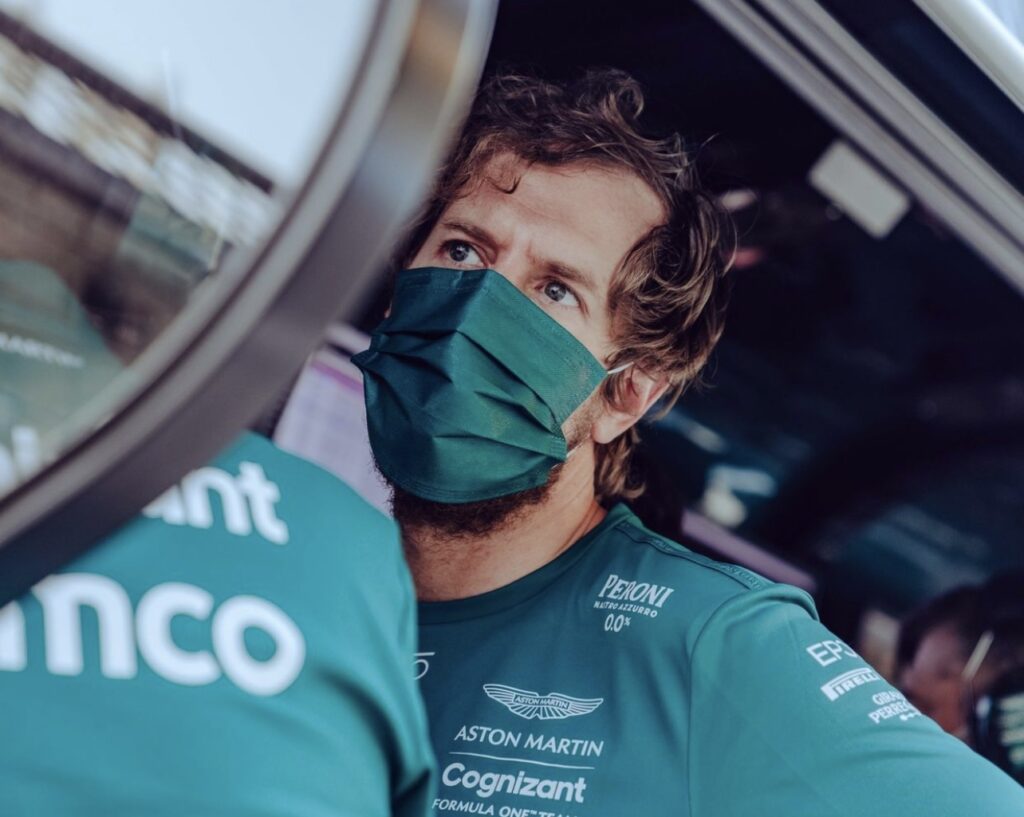 Aston Martin: Sebastian Vettel ancora Positivo. Hulkenberg pronto a sostituirlo anche a Jeddah ma il team vuole attendere fino a Venerdì.