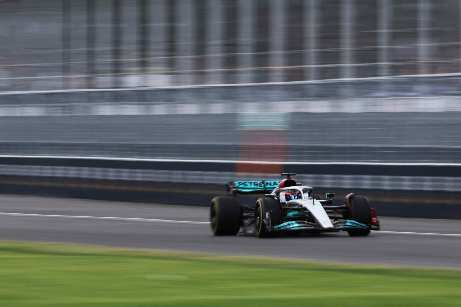 mercedes-i-difetti-della-w13-non-danno-pace-alla-squadra