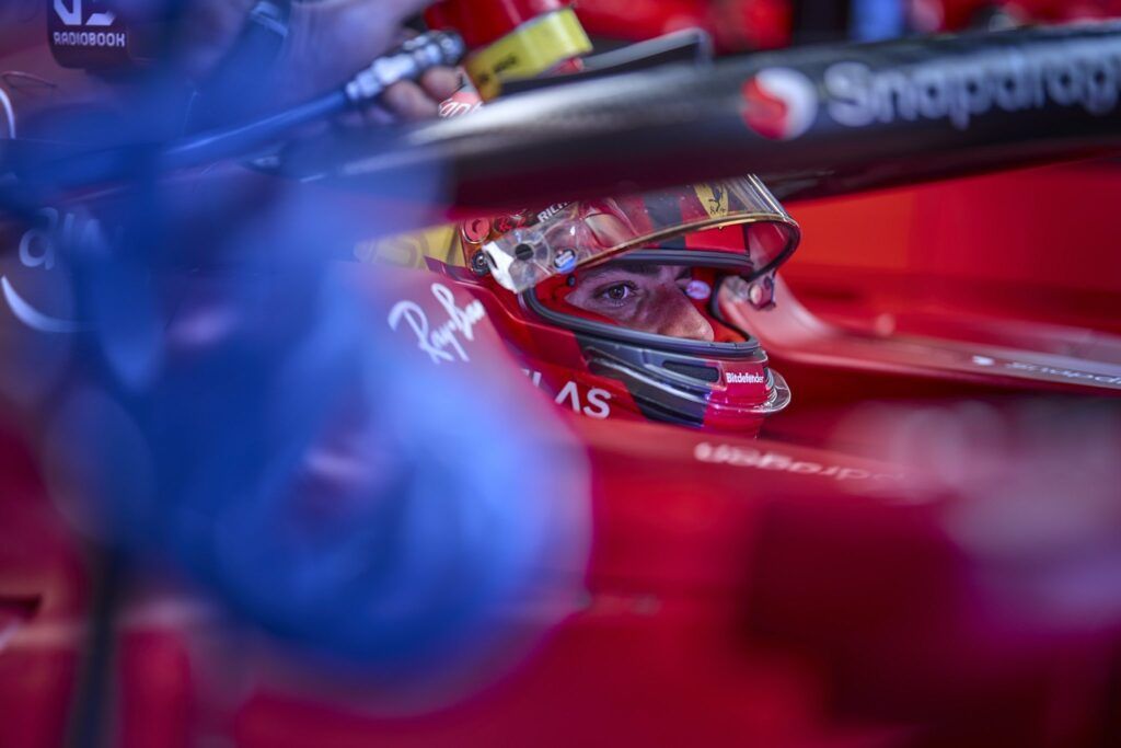 Carlos Sainz in macchina al box Ferrari, aspetta di scendere in pista a Monte-Carlo