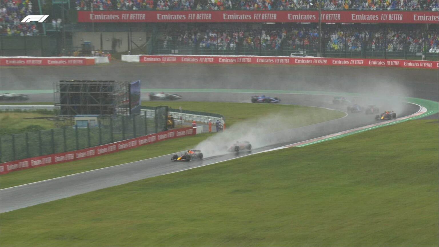 gp-giappone-bandiera-rossa-a-muro-anche-una-ferrari-ecco-cosa-successo