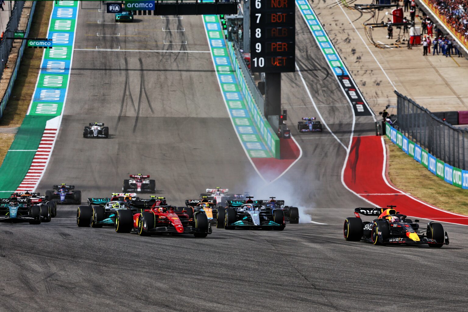 GP USA: Verstappen vince una gara caotica, Red Bull campione costruttori