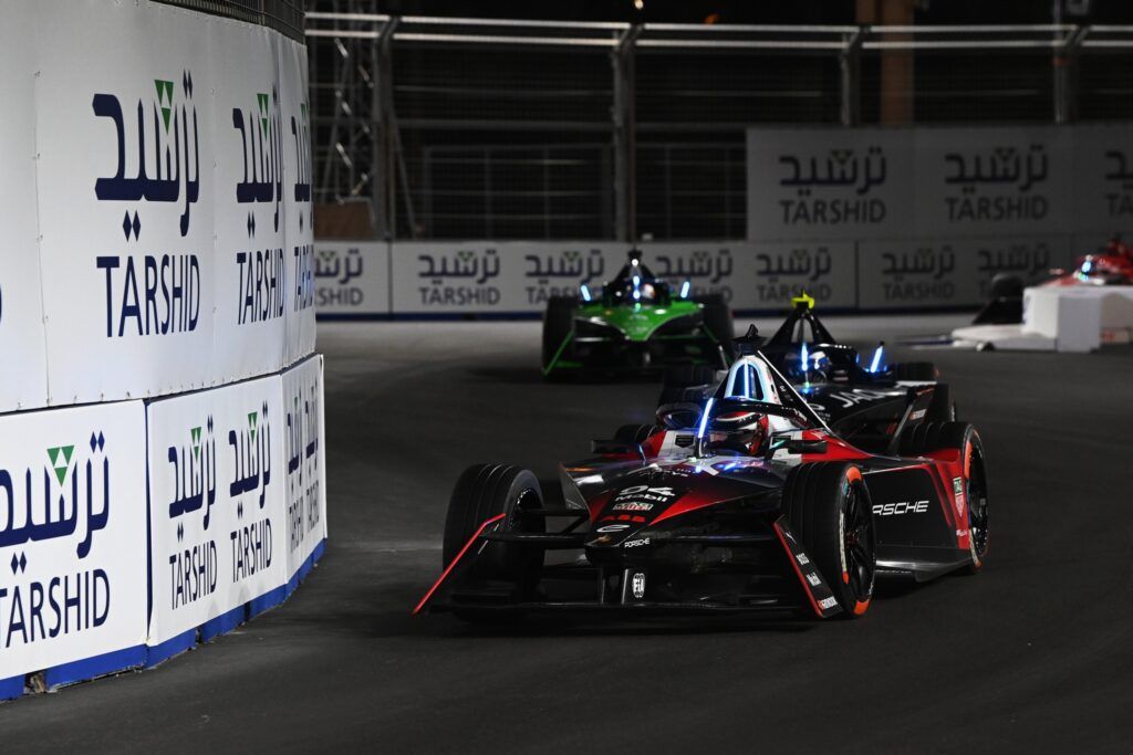 diriyah-e-prix-1-wehrlein-e-porsche-comandano-in-pista