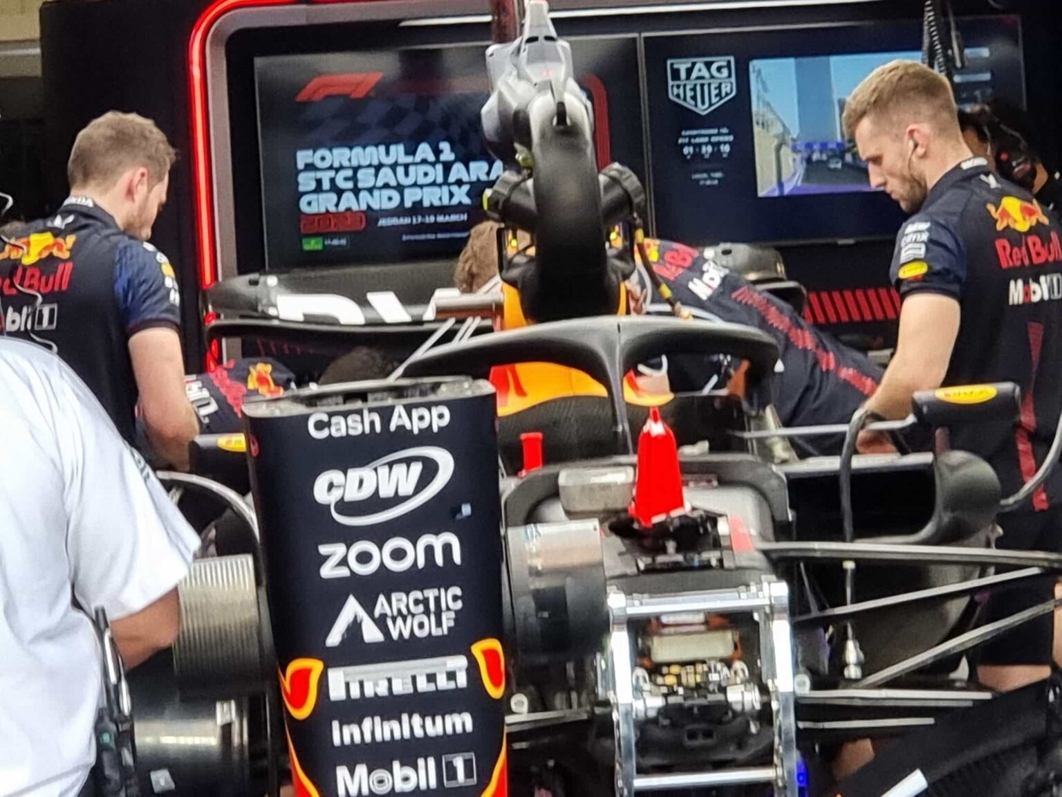 Red Bull, meccanici al lavoro su entrambe le vetture! red-bull-meccanici-al-lavoro-su-entrambe-le-vetture