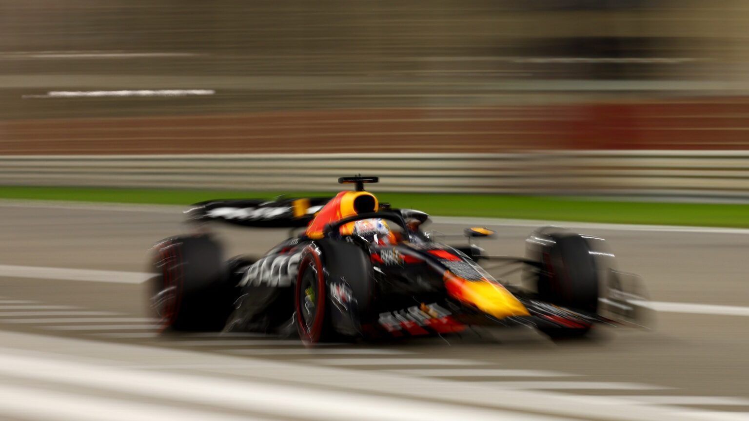 gp-del-bahrain-verstappen-in-solitaria-testa-bassa-per-ferrari