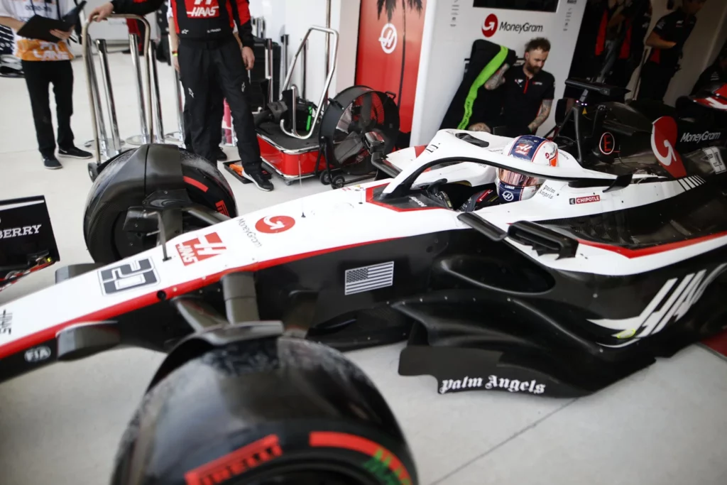 Kevin Magnussen in macchina nel box della Haas al Gran Premio di Miami