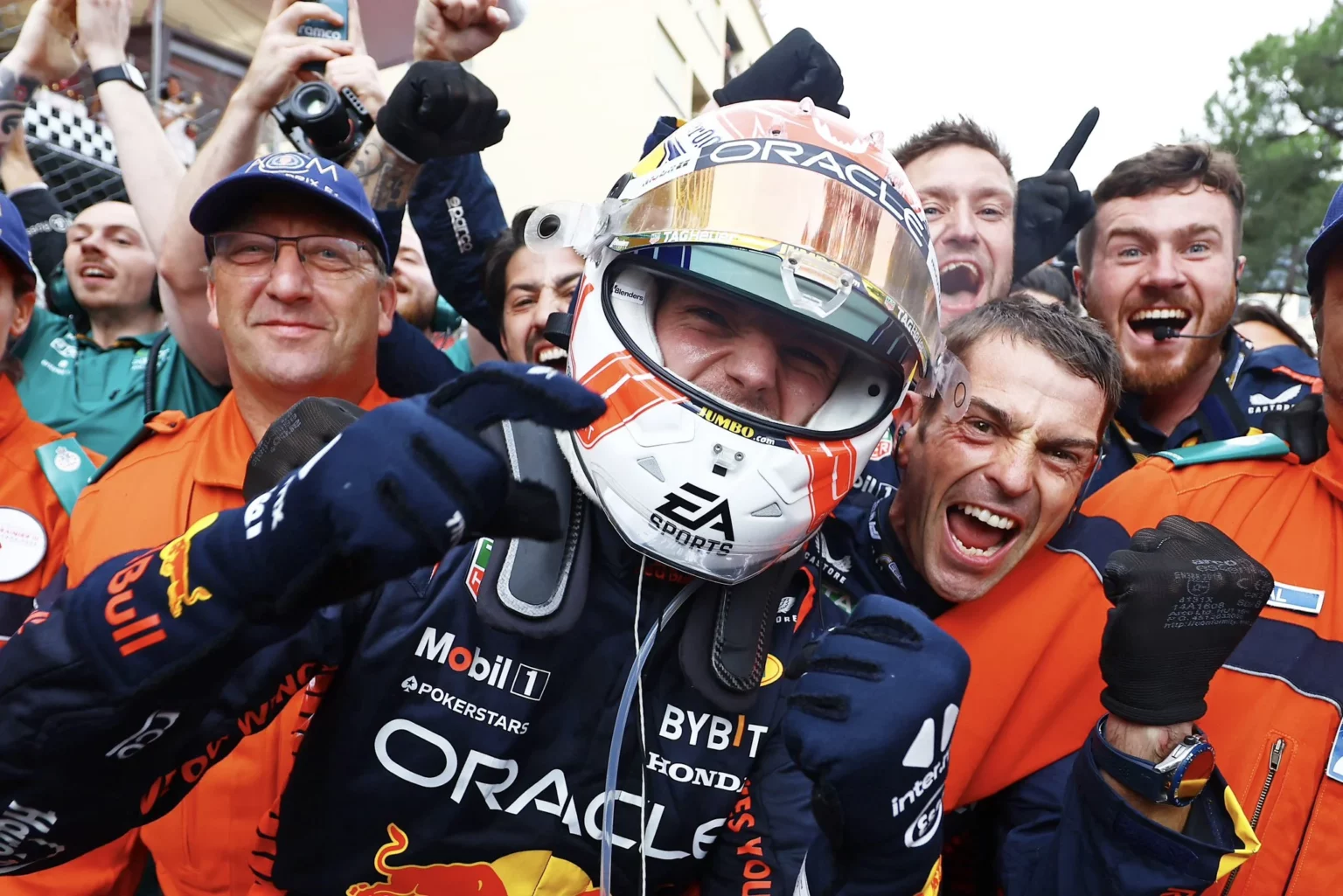 Verstappen supera Vettel e la costanza di Sainz: statistiche da Monaco Max Verstappen festeggia con i suoi meccanici la vittoria a Monaco