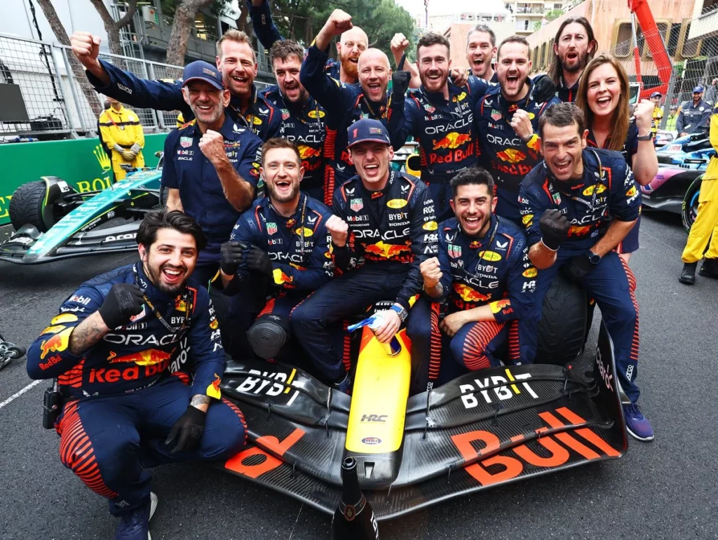 Max Verstappen festeggia la vittoria a Monte-Carlo insieme al team, in griglia sulla RB19