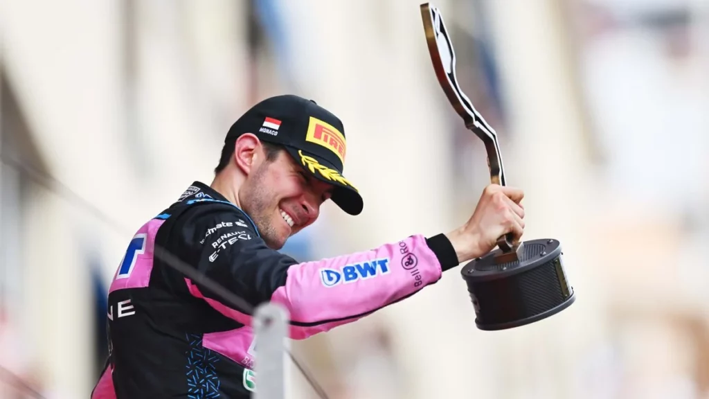 Esteban Ocon alza il trofeo a Monaco