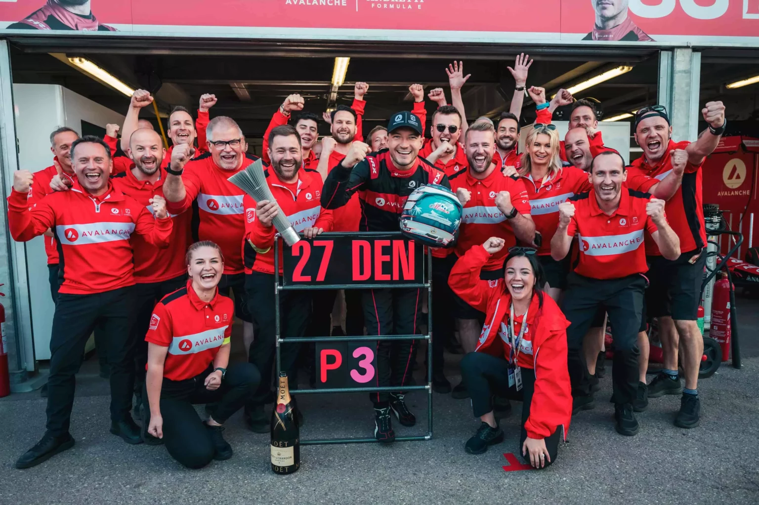 Il Team Andretti festeggia il podio di Dennis in Formula E a Monaco