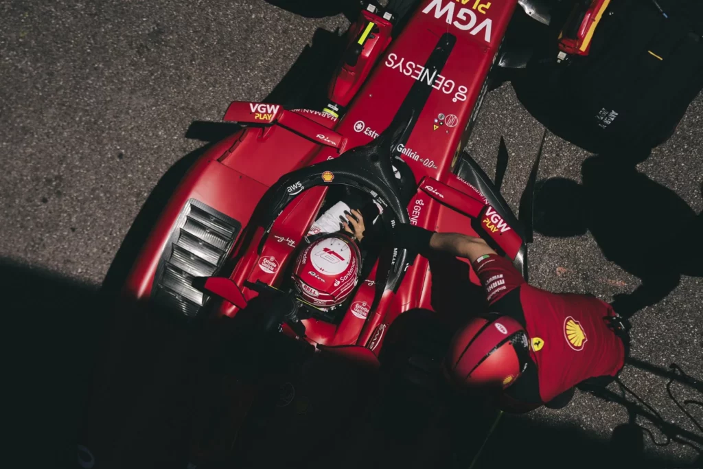 Ripresa dall'alto della SF-23 di Charles Leclerc mentre viene riportato ai box dai meccanici Ferrari a Monte-Carlo