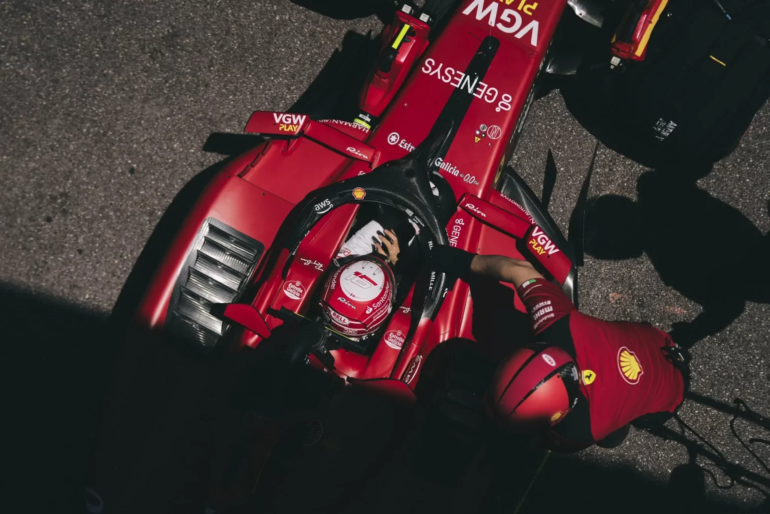 La Ferrari di Charles Leclerc che rientra ai box durante il weekend di Monaco