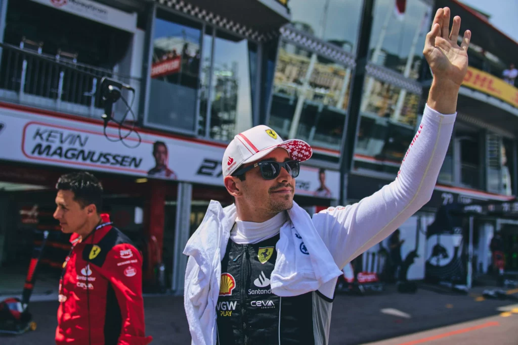 Charles Leclerc, in pit lane saluta i propri tifosi a Monte-Carlo