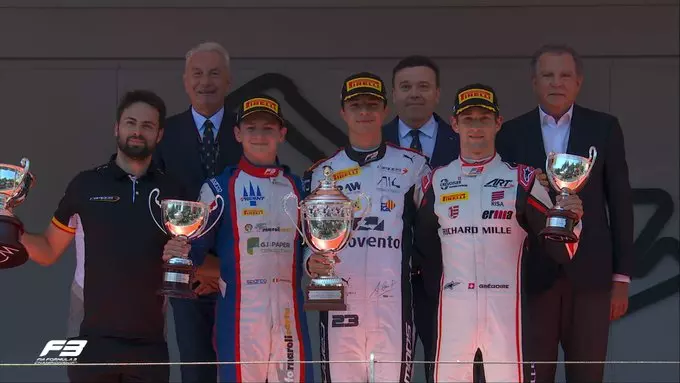 Josep Marìa Martì, Leonardo Fornaroli e Grégorie Saucy posano con i trofei sul podio a Monte-Carlo dopo la Sprint Race di Formula 3