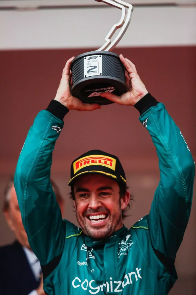 Fernando Alonso solleva il trofeo del secondo posto a Monte-Carlo