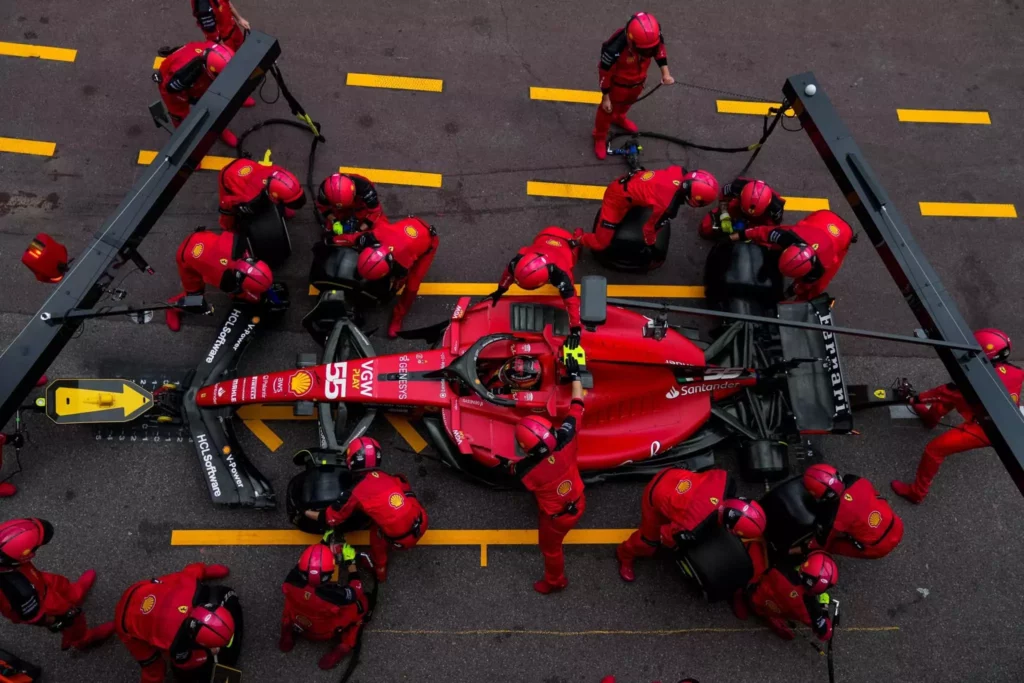 Il pit stop della Ferrari sulla SF-23 di Sainz nel GP di Monaco