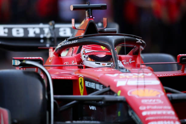 Charles Leclerc a bordo della SF-23 a Monte-Carlo, con casco e tuta speciali.