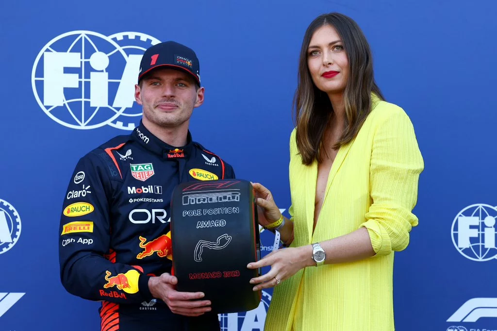 Max Verstappen e Maria Sharapova posano nel momento della consegna del ruotino del poleman a Monaco