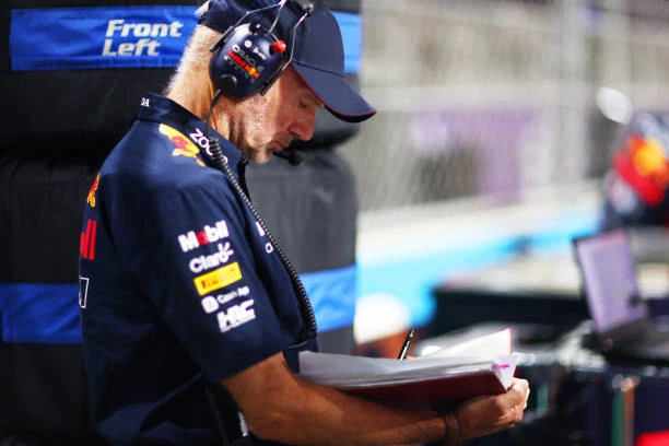 Adrian Newey prende appunti nella griglia di Jeddah in Arabia Saudita