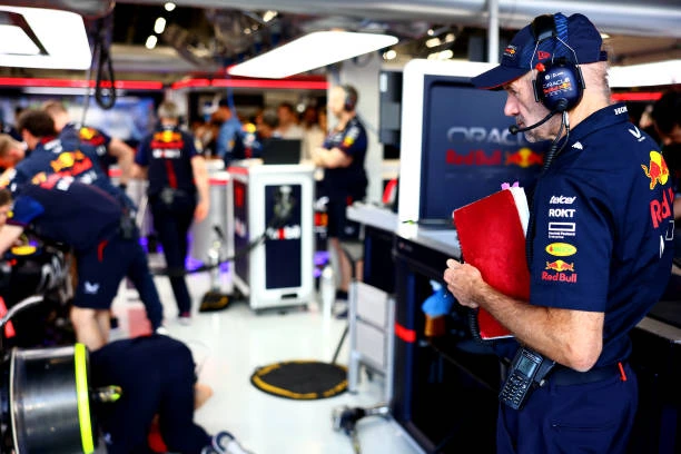 Adrian Newey osserva scrupolosamente il lavoro dei tecnici nel box Red Bull