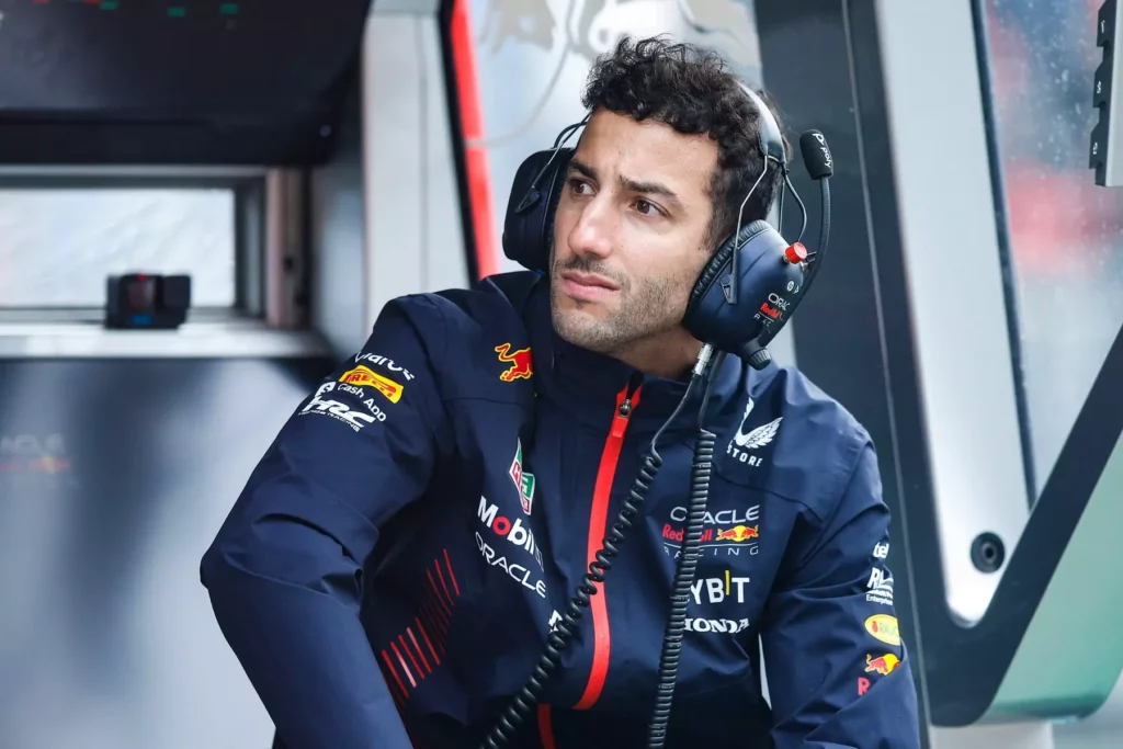 Daniel Ricciardo, terzo pilota Red Bull, al muretto box della squadra