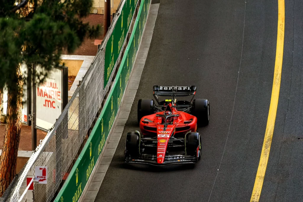 Carlos Sainz sulla sua Ferrari SF-23 tra le strade di Monte-Carlo durante le prove libere