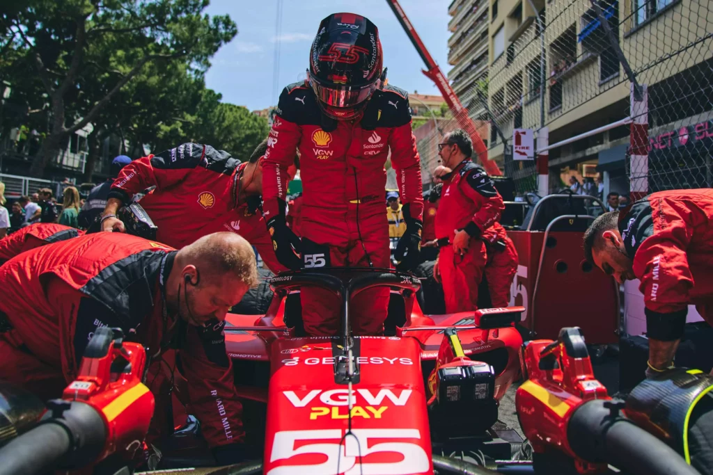 Ferrari entra in macchina sulla griglia del Gran Premio di Monaco