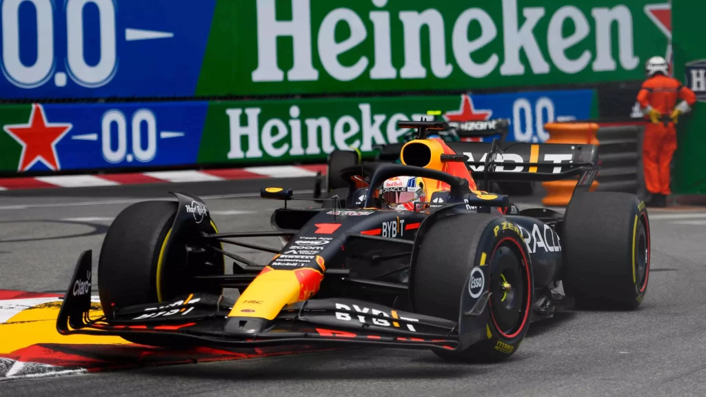 Max Verstappen affronta la chicane del porto a Monte-Carlo durante il Gran Premio