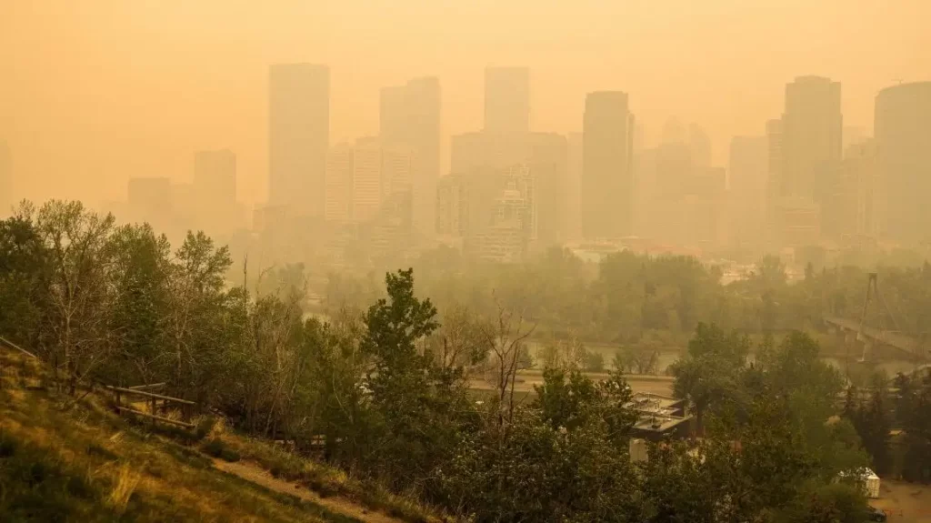 New York coperta da un fumo rossiccio provocato dagli incendi in Canada