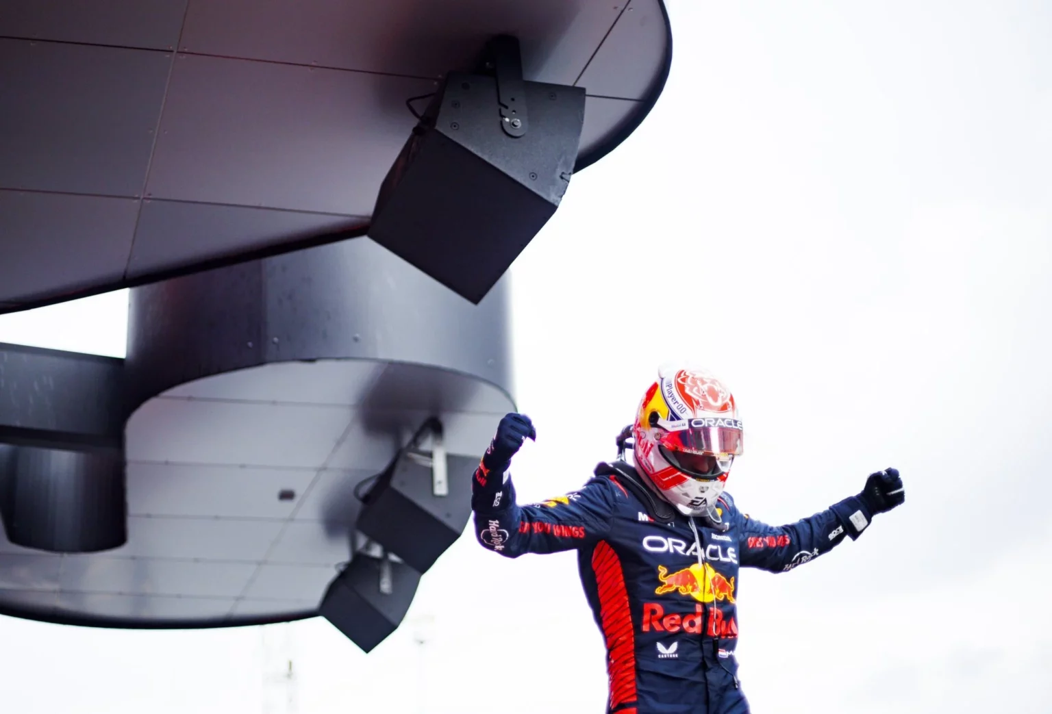 Verstappen frantuma record: statistiche del GP Spagna Verstappen festeggia la vittoria del GP di Spagna