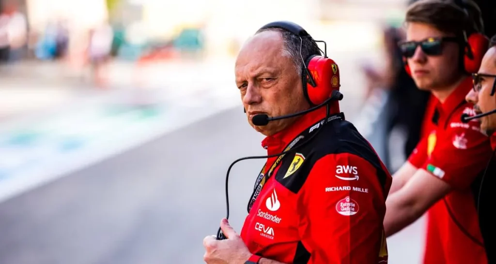 Vasseur: “Con gli aggiornamenti puntiamo…” Vasseur guarda l'uscita della pit lane con i suoi uomini