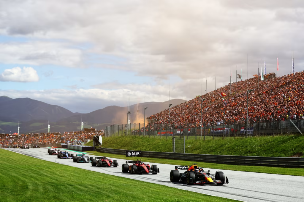 Fanta F1, i nostri consigli per il Gran Premio d’Austria! Le monoposto sfilano sul rettilineo in Austria durante il GP del 2022