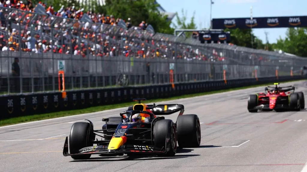 Max Verstappen sulla RB18 taglia il traguardo per primo in Canada nell'edizione 2022, seguito da Carlos Sainz