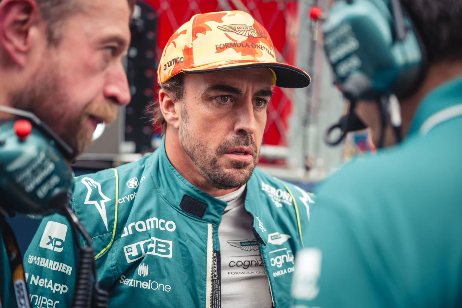 Fernando Alonso discute con i propri ingegneri in griglia di partenza in Spagna
