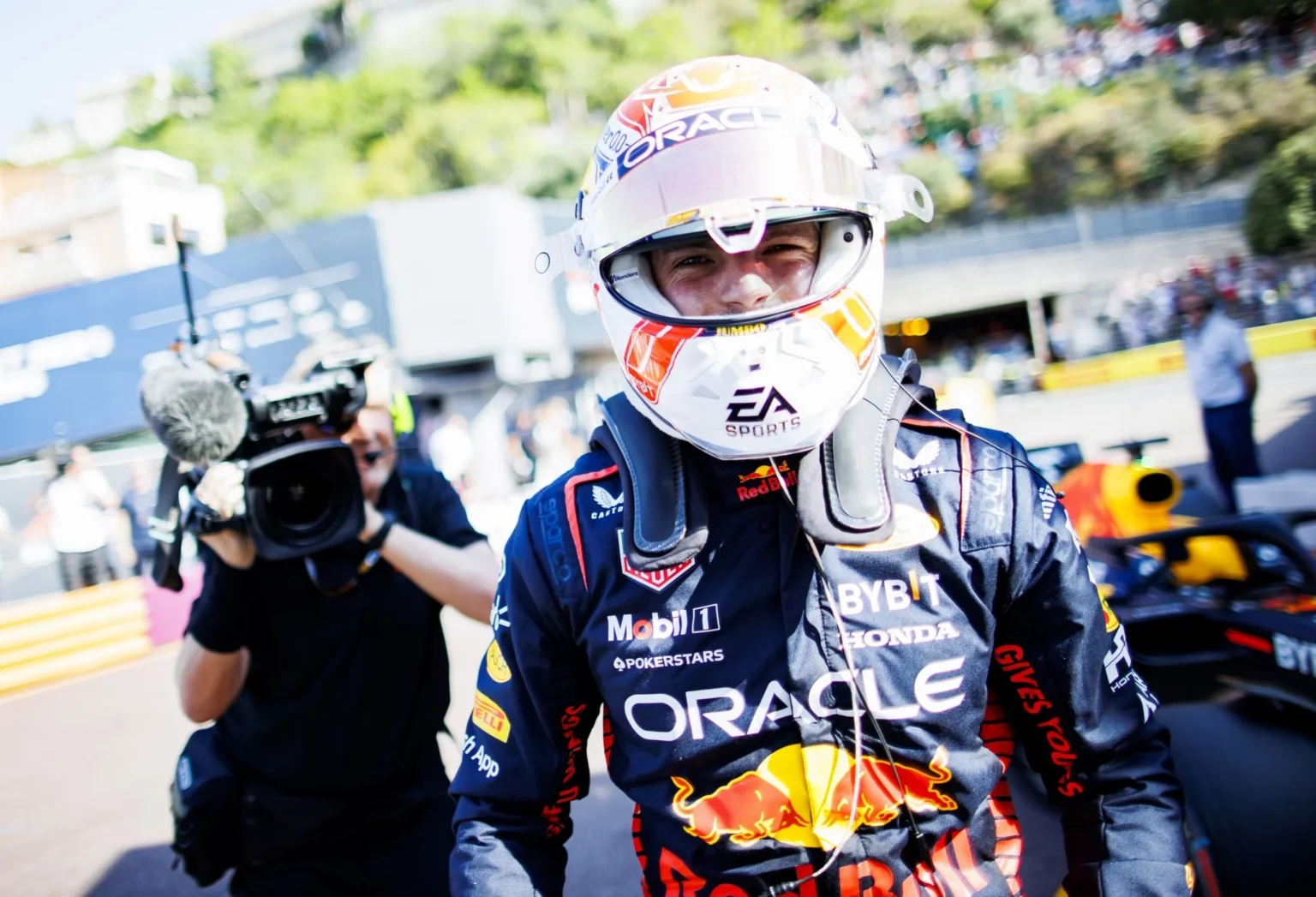 Max Verstappen, con indosso il casco festeggia la vittoria appena colta a Monte-Carlo