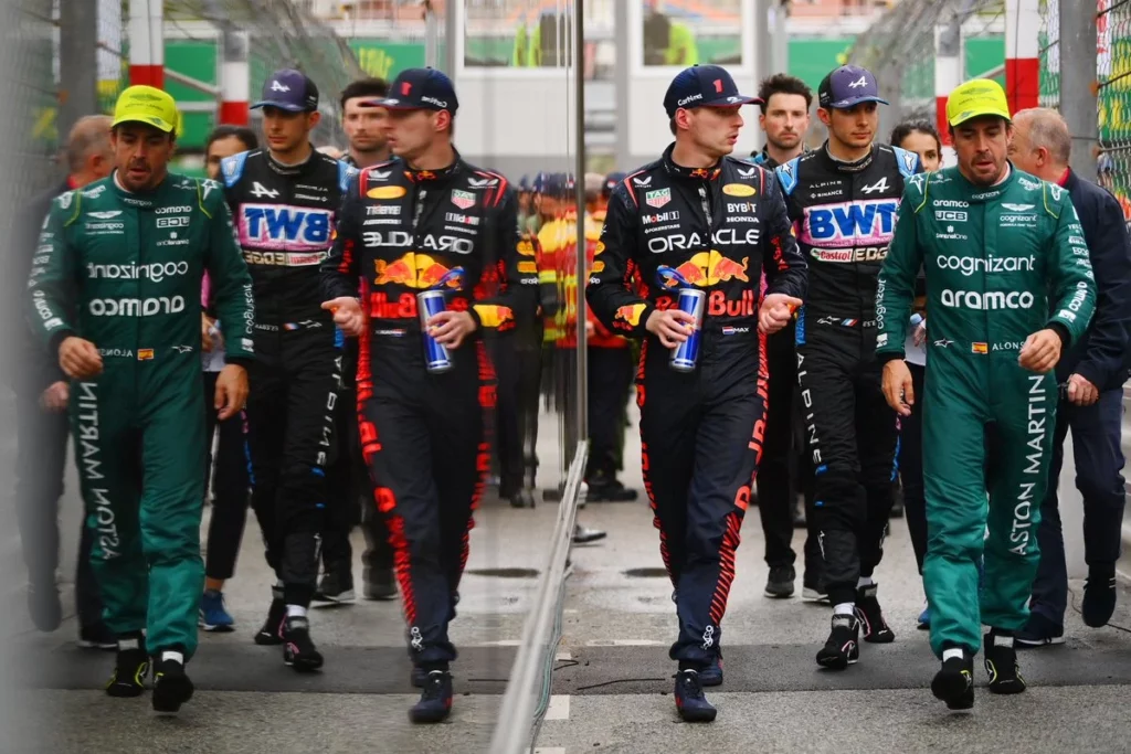 Max Verstappen, Fernando Alonso ed Esteban Ocon passeggiano nel paddocl dopo il GP di Monaco