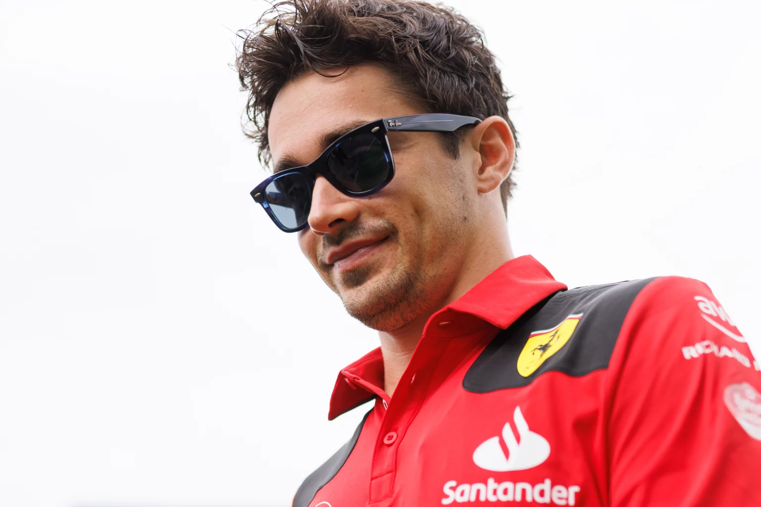 Leclerc: “Aggiornamenti? La verità è che…” Charles Leclerc in divisa Ferrari entra nel paddock di Barcellona