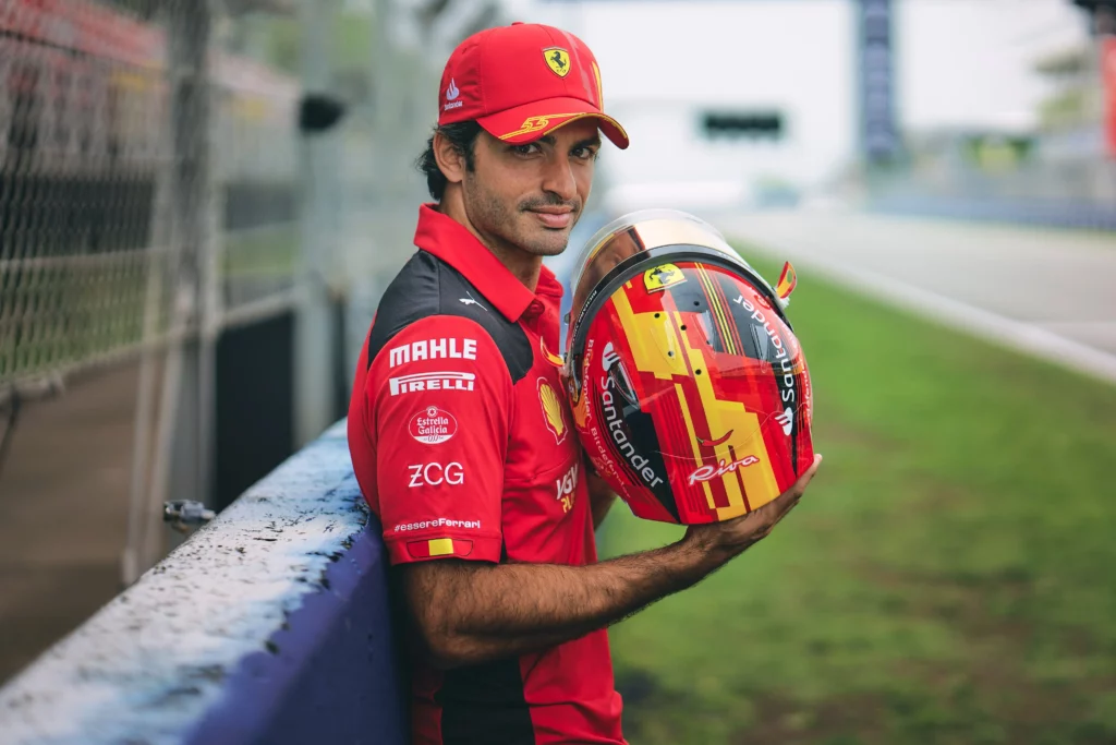 Carlos Sainz con il nuovo casco speciale per il GP di Spagna