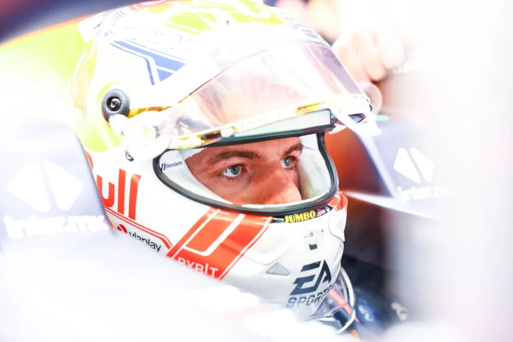 Max Verstappen nella monoposto aspetta di scendere in pista nelle libere in Spagna