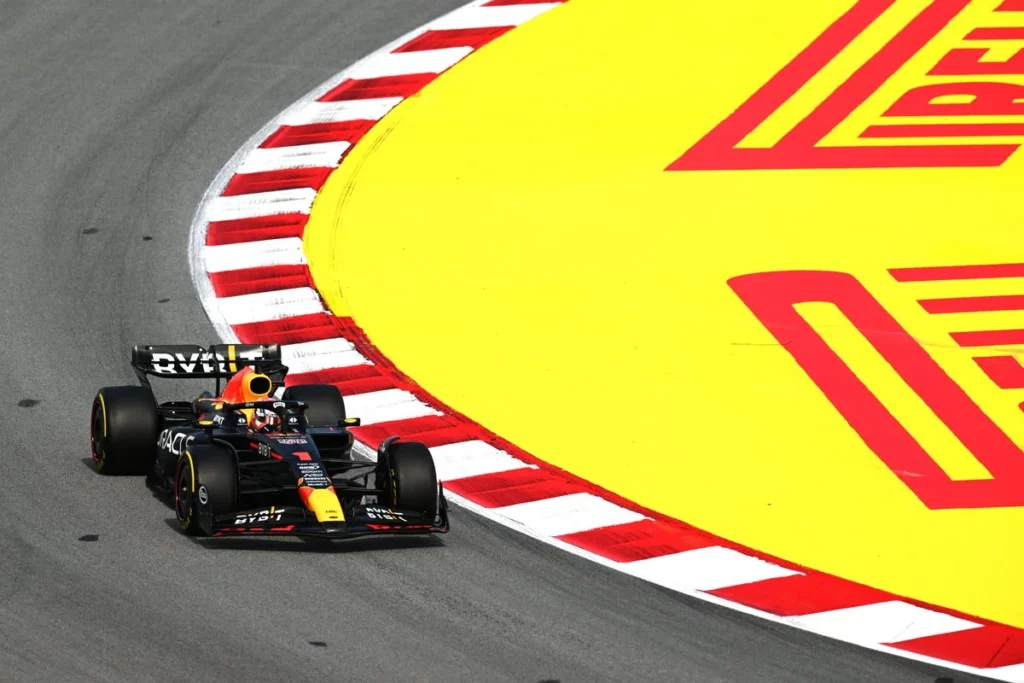 FP2 Spagna: Max domina, ottimismo per la Ferrari… Max Verstappen a bordo della RB19 a Barcellona, Spagna, nelle FP2
