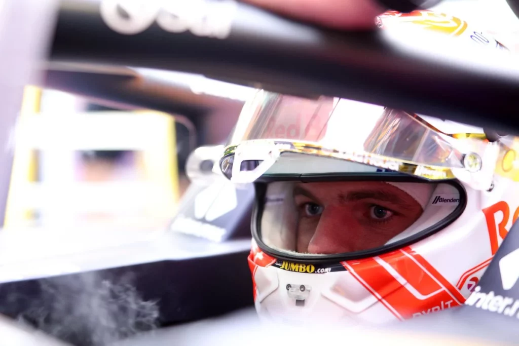 Max Verstappen nel box aspetta di poter tornare in pista con la pioggia nelle FP3 a Barcellona