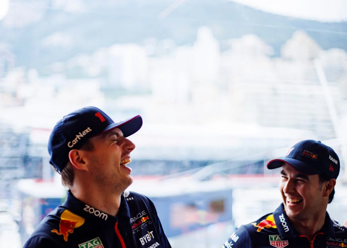 Max Verstappen e Sergio Perez chiacchierano a Monte Carlo