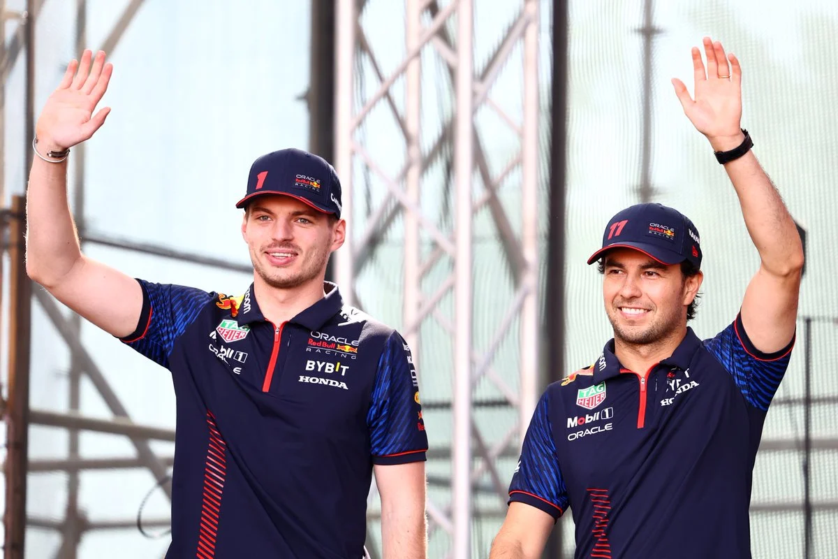 Max Verstappen e Sergio Perez salutano i fan a Barcellona