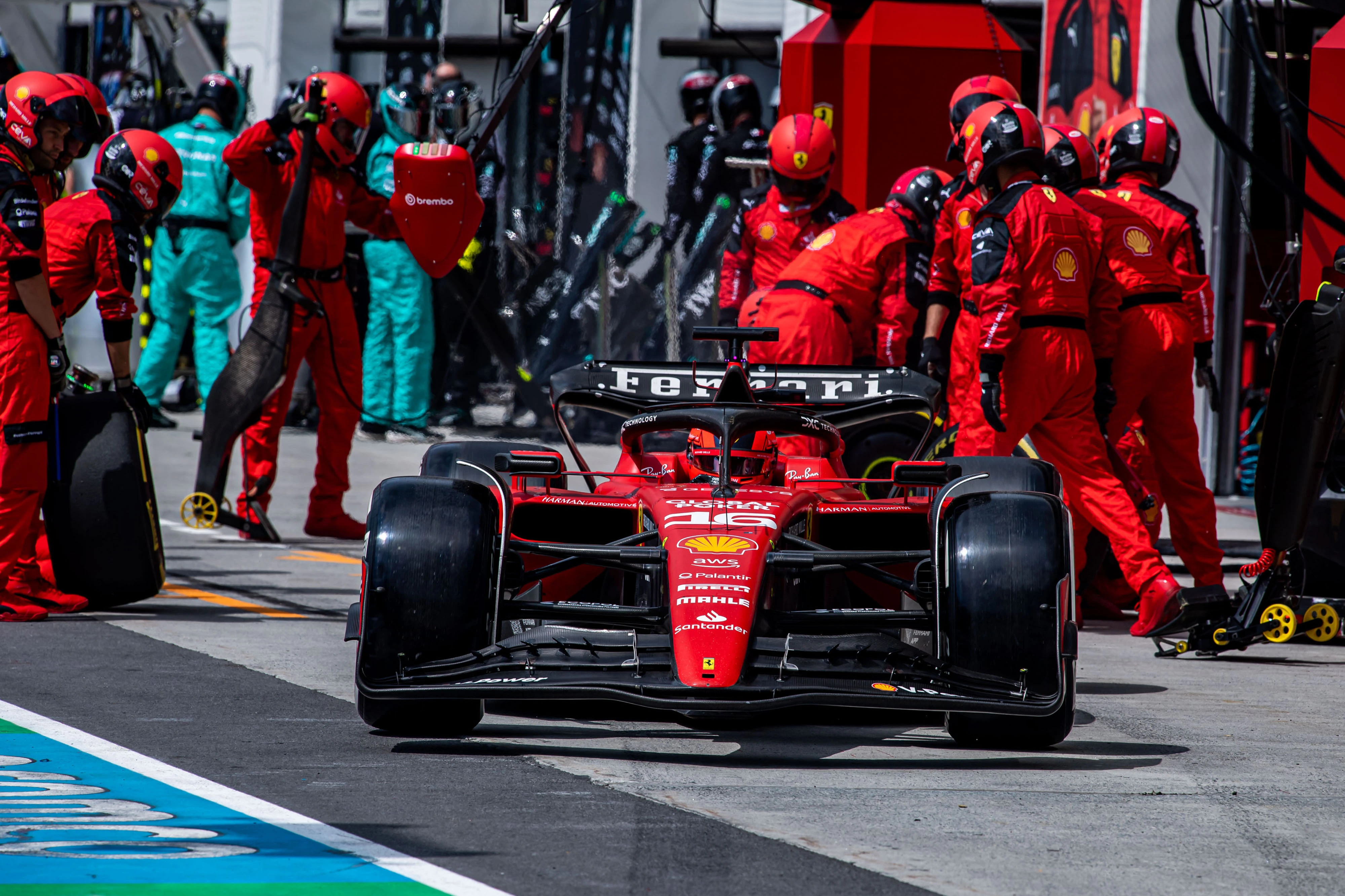 Leclerc termina un pitstop durante il GP del Canada