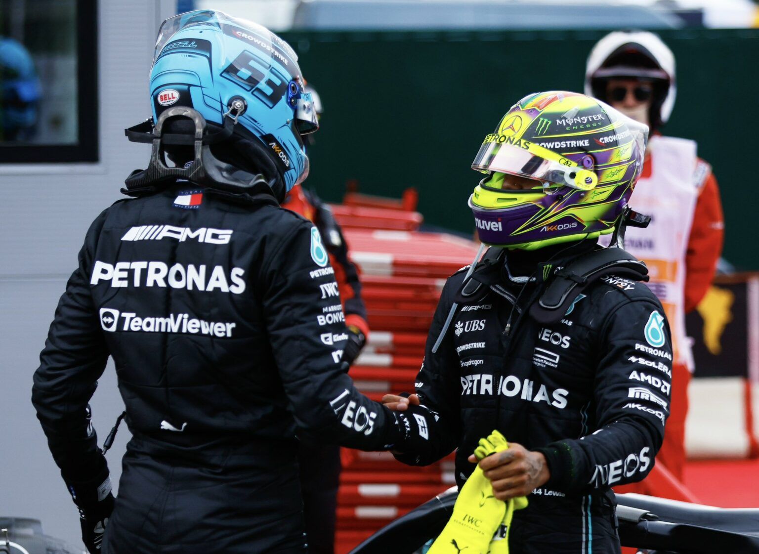 Lewis Hamilton e George Russell si complimentano a vicenda dopo il Gran Premio di Spagna