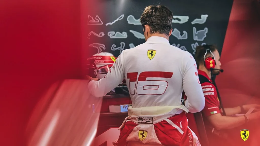 Charles Leclerc nel box Ferrari in Spagna