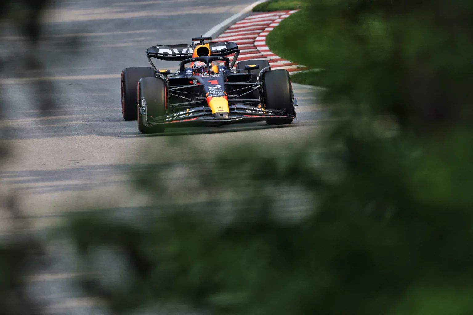 Verstappen in azione durante le prove libere in Canada