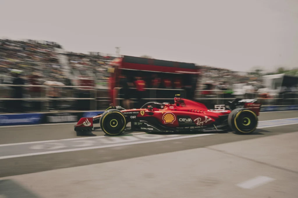 Sainz esce dai box durante le FP2 in Canada