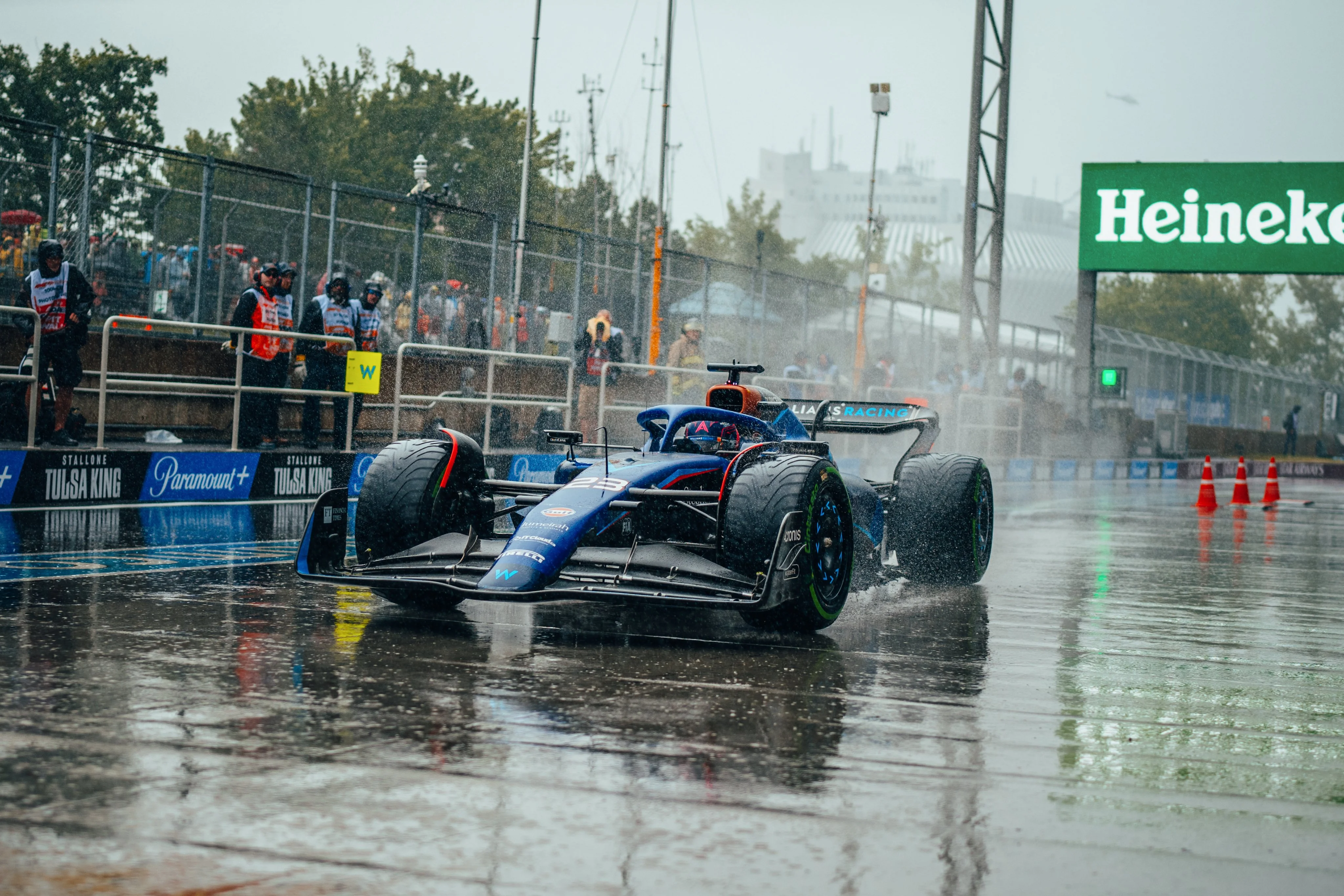 Albon in pitlane durante le FP3 in Canada