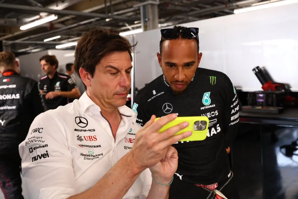 Toto Wolff mostra qualcosa sul cellulare a Lewis Hamilton. Entrambi nel box Mercedes